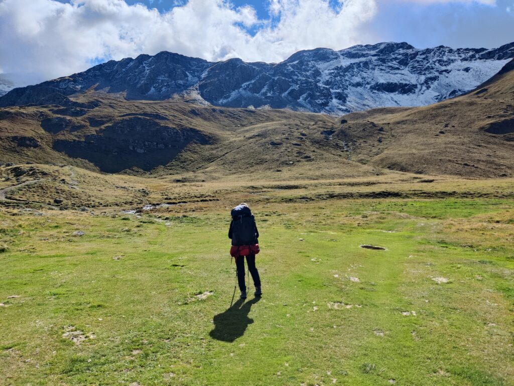 Randonneuse devant des montagnes majestueuses.