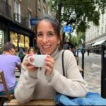 Fille qui boit un café